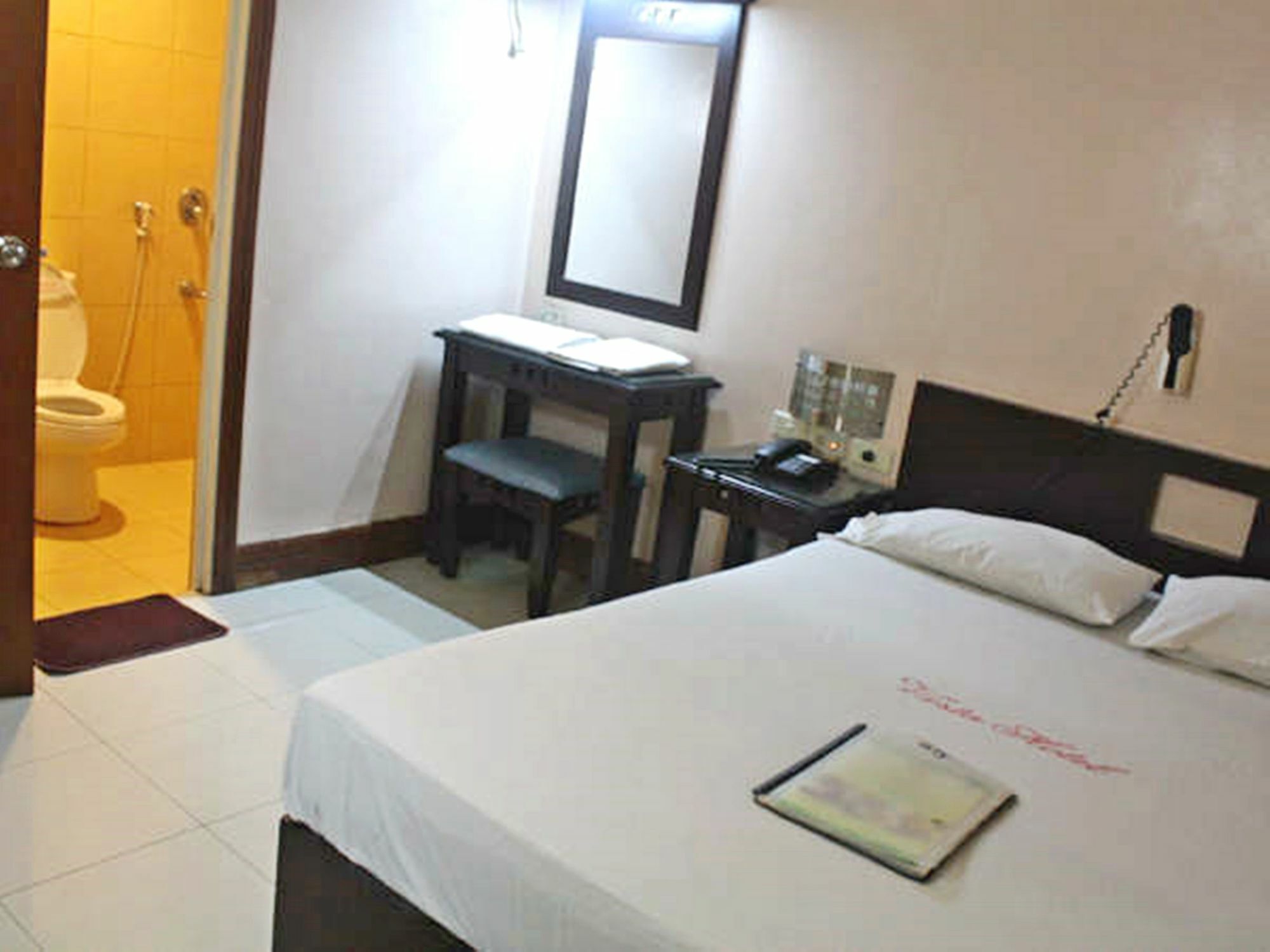 Vista Apartelle Макати Экстерьер фото